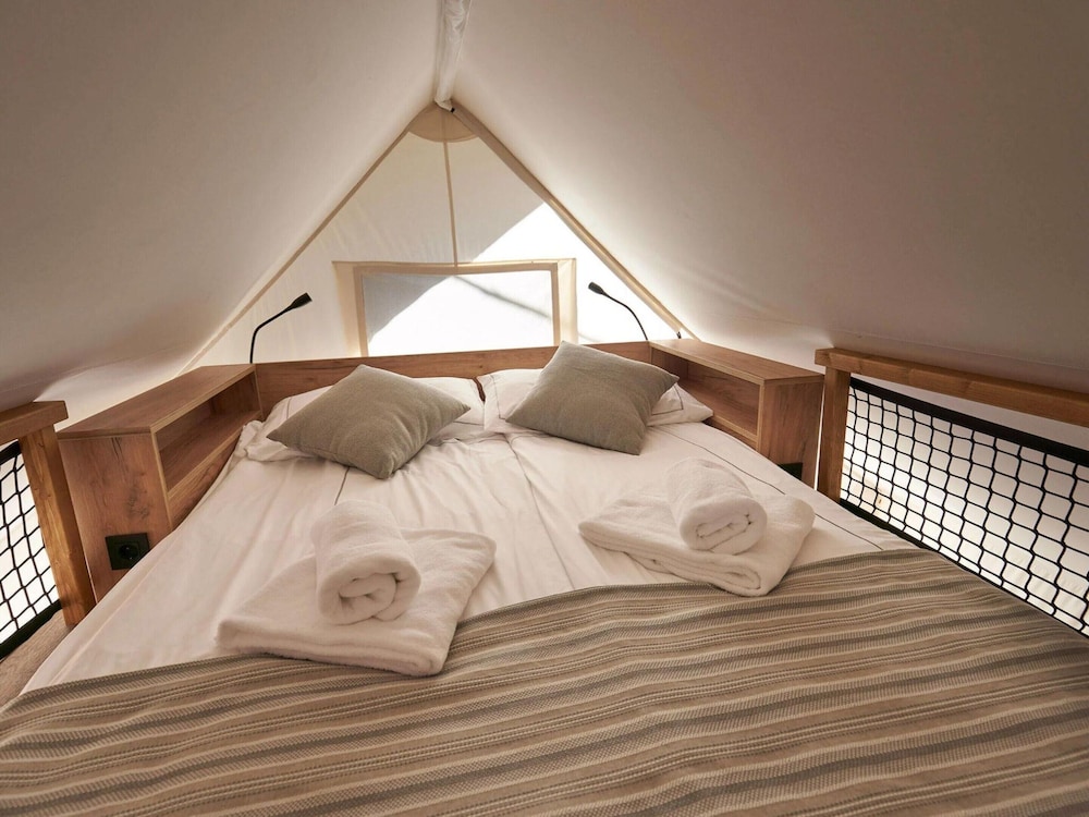 Tent Lodge With Bathroom and Airco, Near a Lake