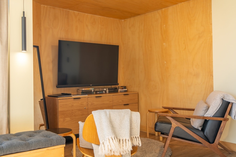 Quirky CBD 1-bed With Pool, Sauna and Balcony