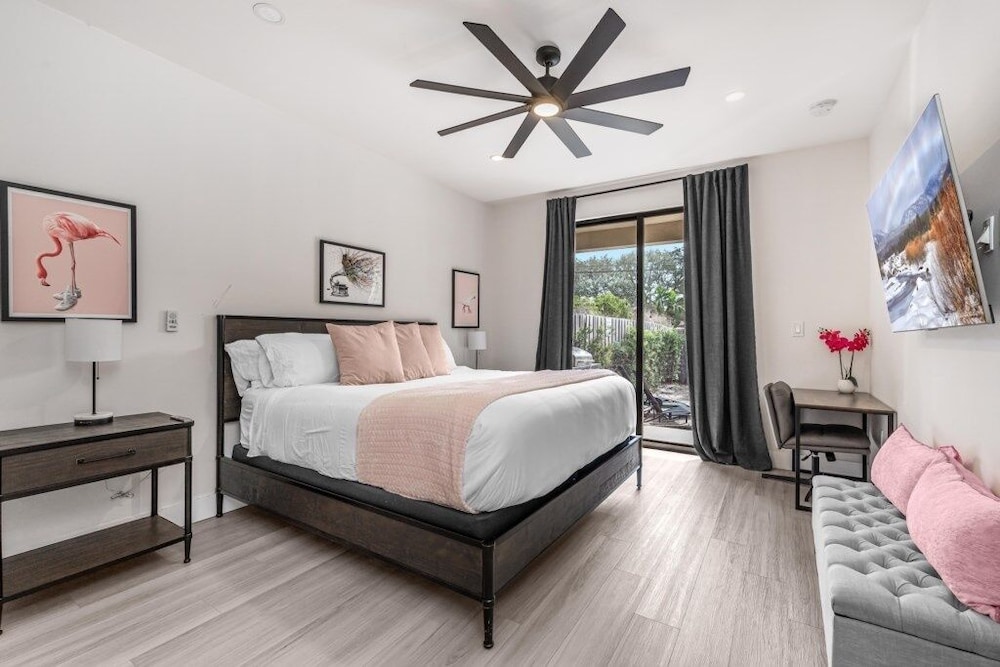 Fox Sonata Downtown Pool House 3 Bedroom Home