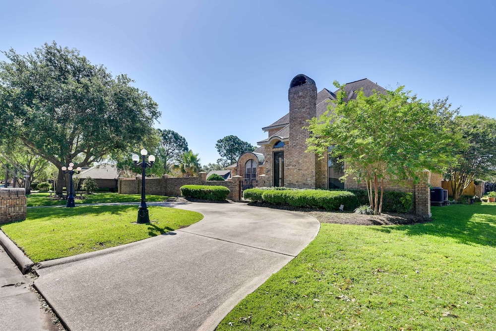 Expansive Texas City Retreat ~ 16 Mi to Galveston! view 4