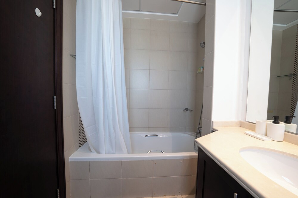 Luxury Short Term Stay 2BHK plus Maids - RANCHES