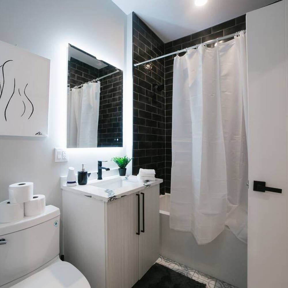Magnificent NEW Home w 8 Beds Free Parking