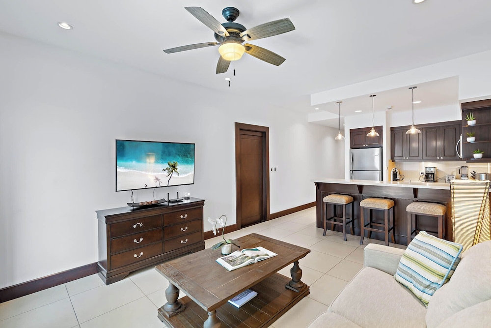 Luxury Condo with Panoramic Ocean Views, Sparkling Infinity Pool, and Modern Open-Concept Design