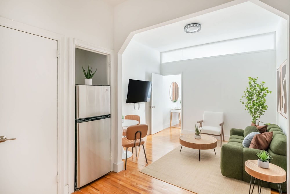 444-1a Beautiful 1BR Midtown West