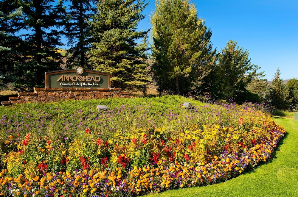 Cozy & Central Arrowhead Ge Townhome, 3br, Sleeps 6 3 Bedroom Townhouse by RedAwning