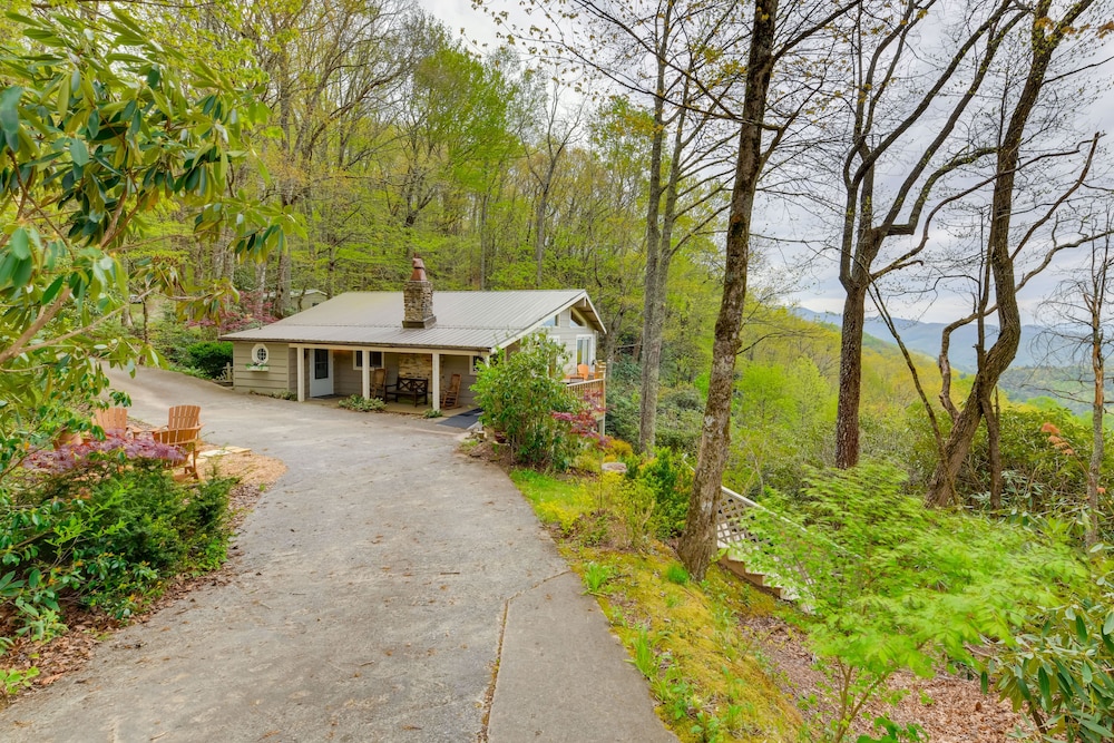 Highlands Vacation Rental w/ Smoky Mountain Views