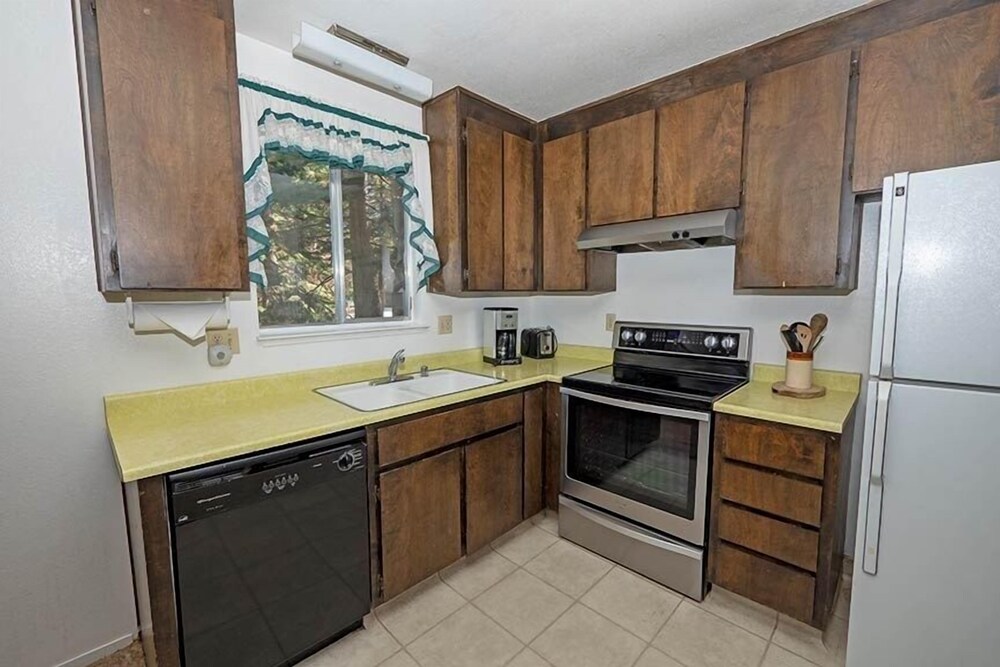 Lake Tahoe Vacations - 1629 Pioneer Trail 4 Bedroom Home by RedAwning - Property Image 16
