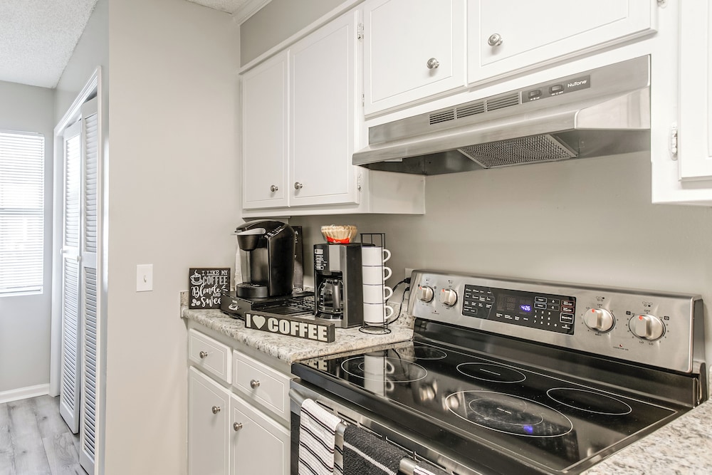 9 Mi to Moody Afb: Newly Updated Condo Near Dining