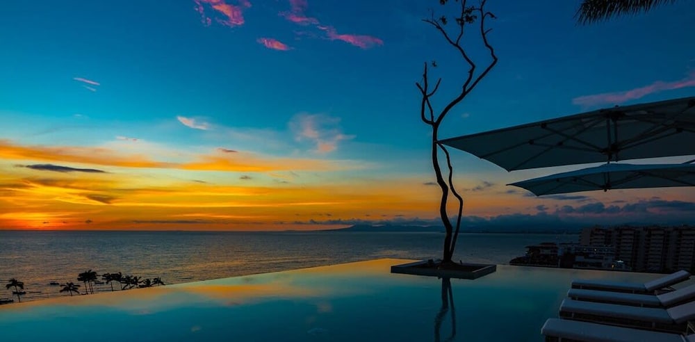 Stylish King-bed Unit - Pool - Ocean View - Gym