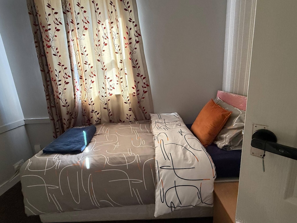 Spacious 6 Bedroom Family House