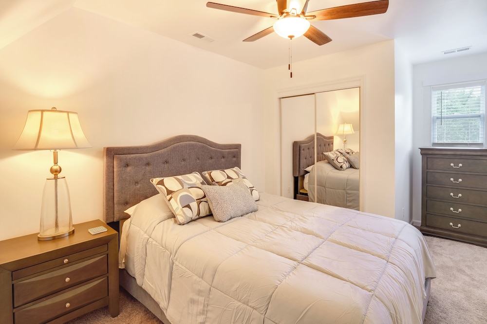 Group Getaway: Lakefront Retreat in Fayetteville!