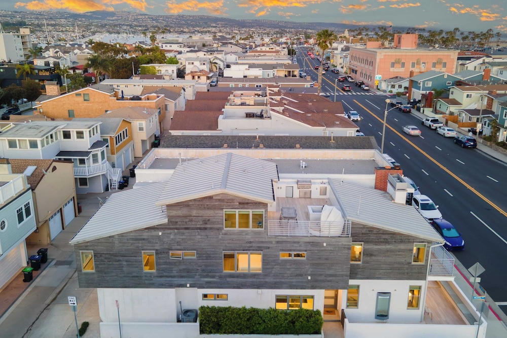 200 East Balboa Oceanview Rooftop Steps to Sand, Pier, Boardwalk & Dining