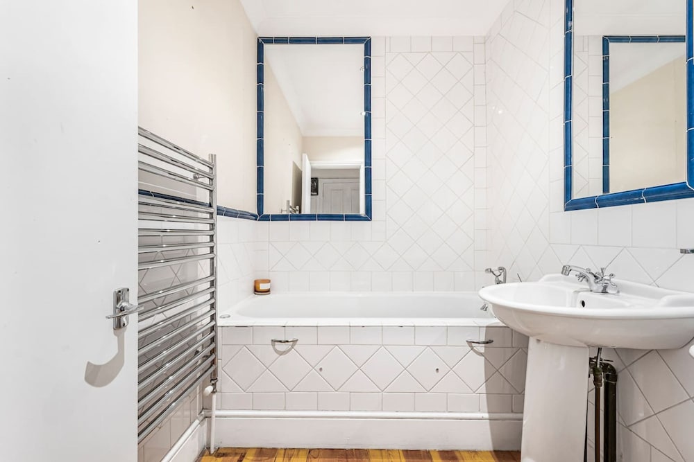 Elegant 1BR Apartment in Kensington With Balcony