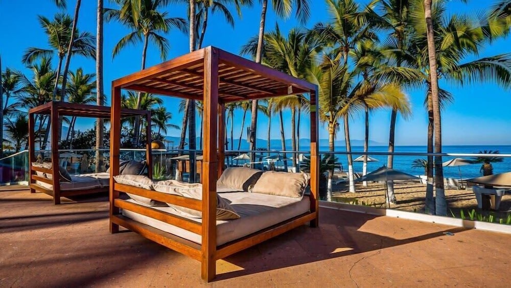 Oceanview 3BR Apt With Beach Access - Pool - Gym