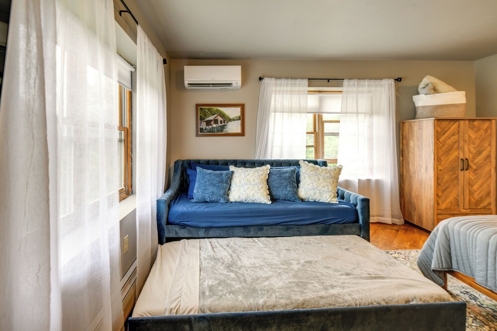 Meredith Studio Near Downtown: Hike, Swim, Ski!