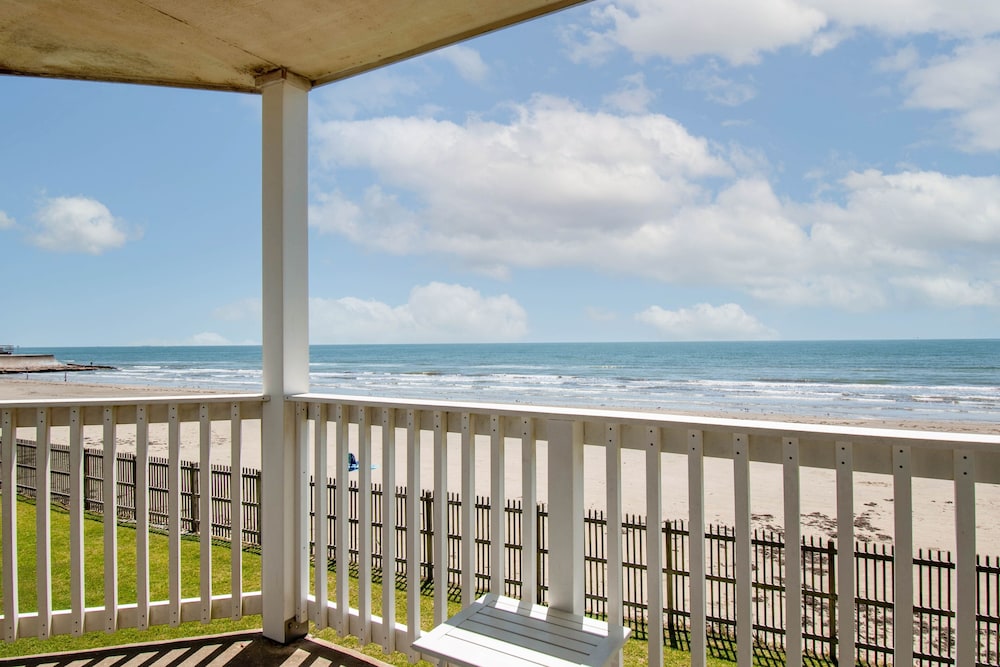 Seascape 2114 2 Bedroom Condo by RedAwning