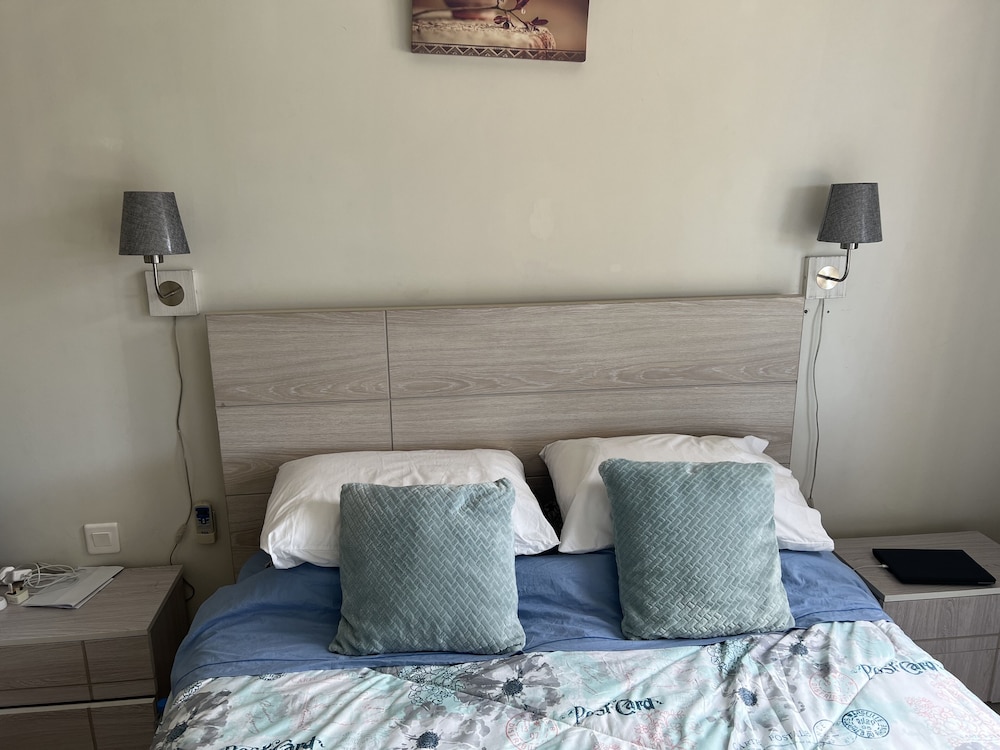 Immaculate Two Beds Luxury Marina Apartment view 3