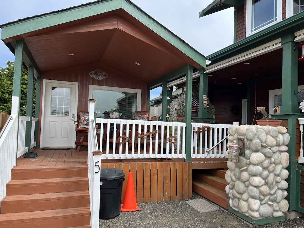 The Collins Inn and Seaside Cottages - Adults Only
