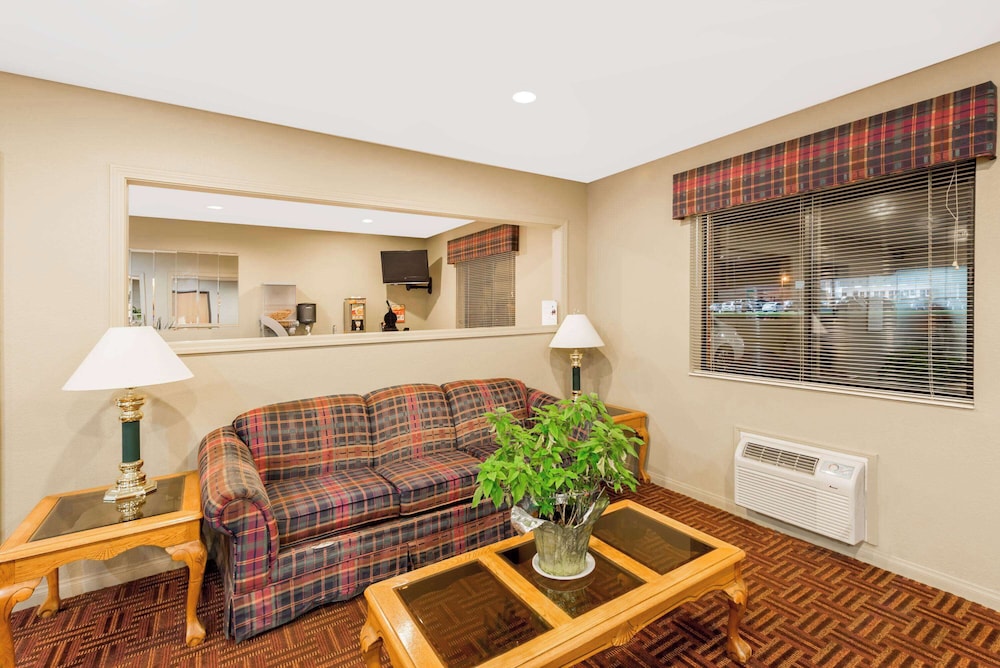 Super 8 by Wyndham Chanute view 2