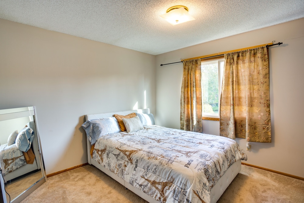 Spacious Family Home: 11 Mi to Dtwn Minneapolis!