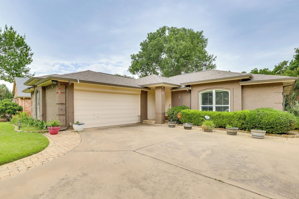 5 Mi to Lewisville Lake: Couple's Retreat w/ Yard
