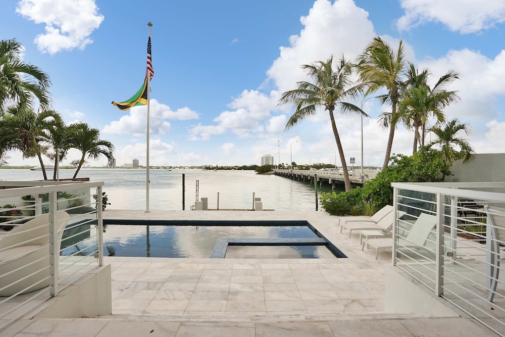 Miami Stunning Waterfront Villa Escape