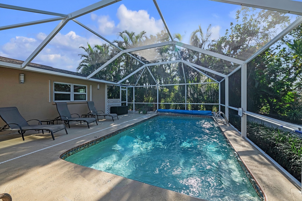 Comfy Home W/ Heated Pool Near Siesta Key Beach 2 Bedroom Home