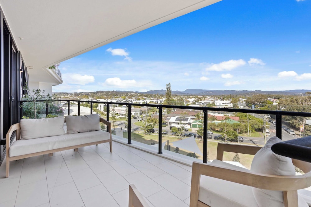 Palm Beach Luxury with Hinterland Views