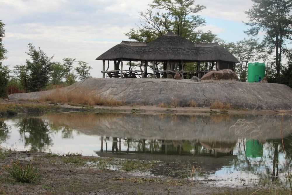 Dzibanana Lodge & Camping
