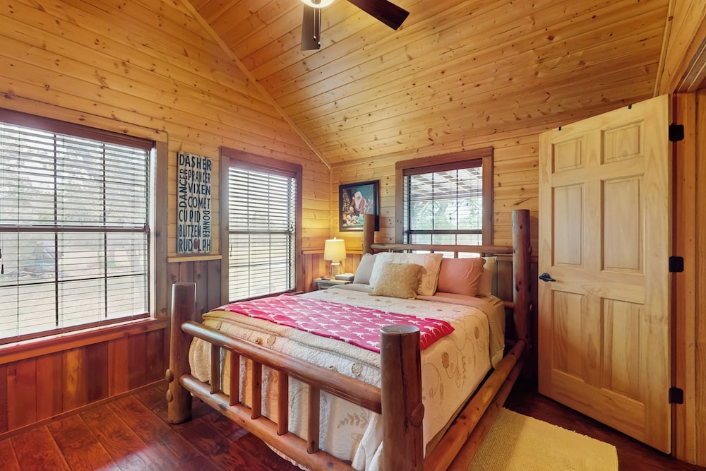 Water-view Cabin w/ Front Porch, W & D, Streaming