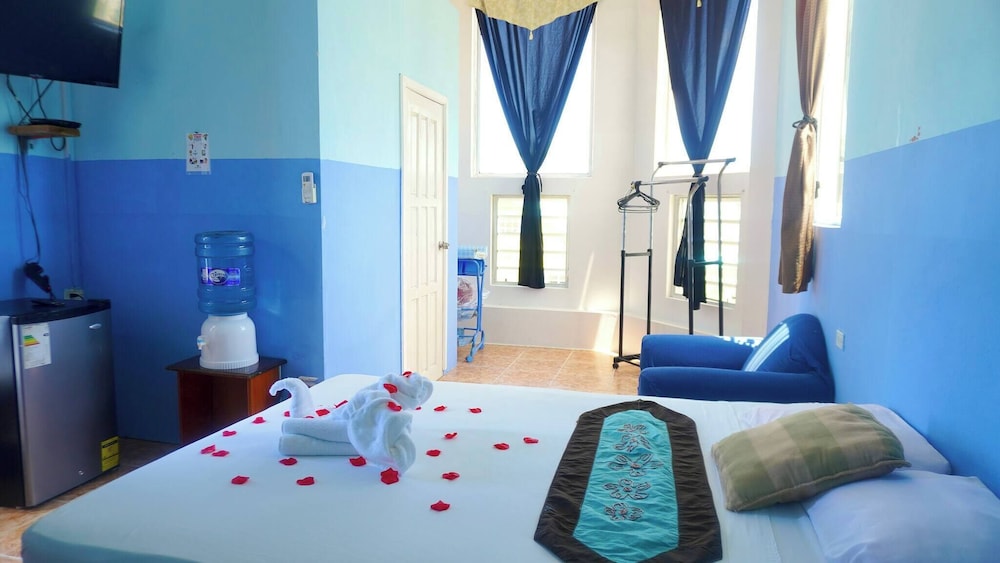 See Belize Seabreeze Sea View Studio With Balcony, Pool & Overwater Deck, 2nd FL