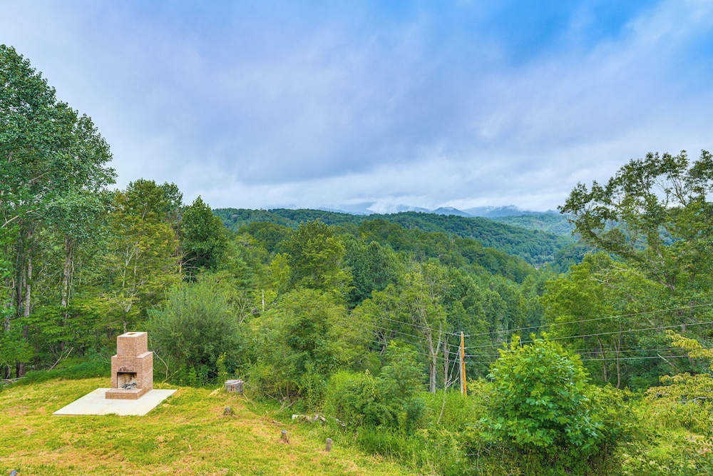 Long-range Views: Blue Ridge Mtn Cabin w/ 3 Decks
