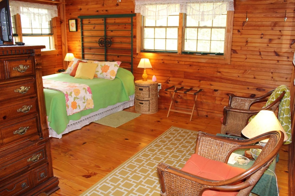 Henson Cove Place B&B with Cabin