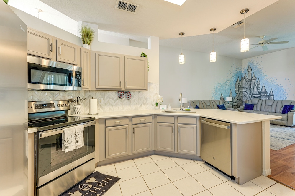 Walk to Tower Lake: Family Home in Gated Community