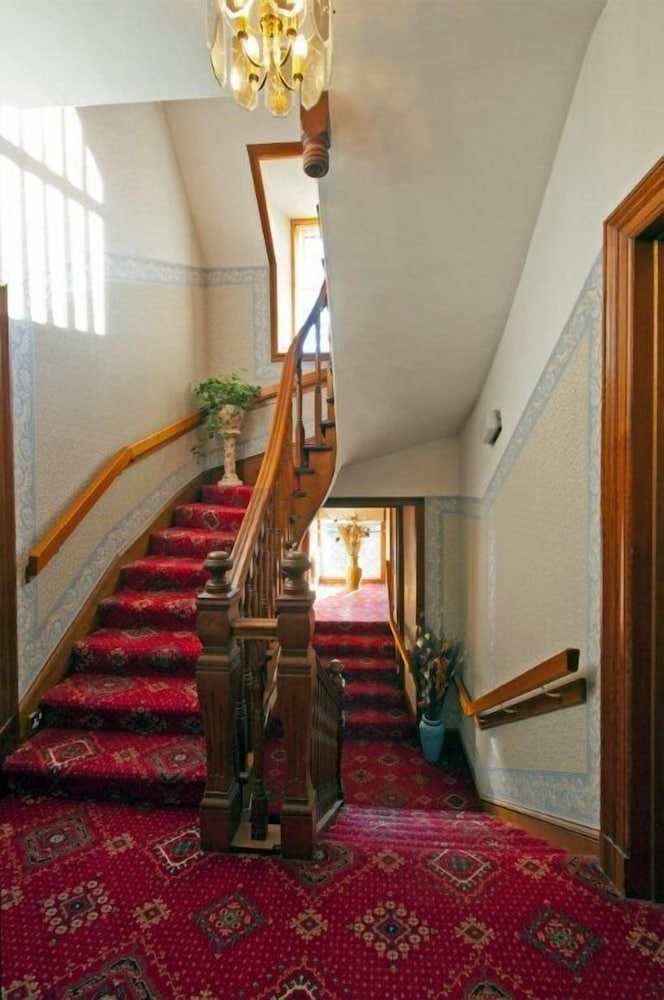 Rosemount Hotel
