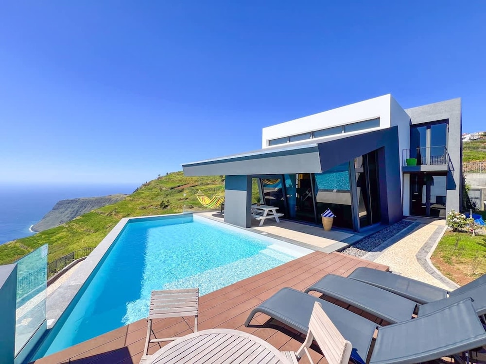 Villa Leonor Cliffside Retreat