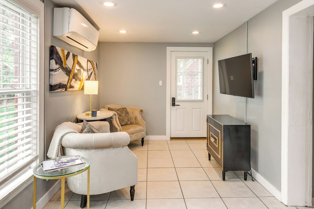 2 Mi to Dtwn Pensacola: Dog-friendly Apartment