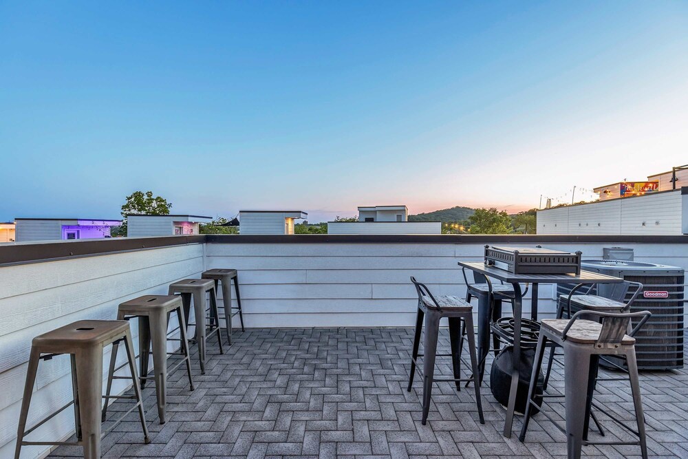 New Rooftop With City Views Game Room DT Nash