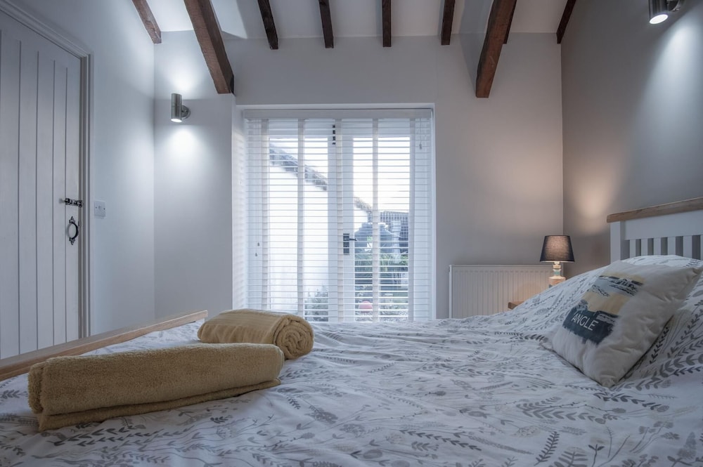 The Old Stables - 3 Bedroom Cottage - Angle