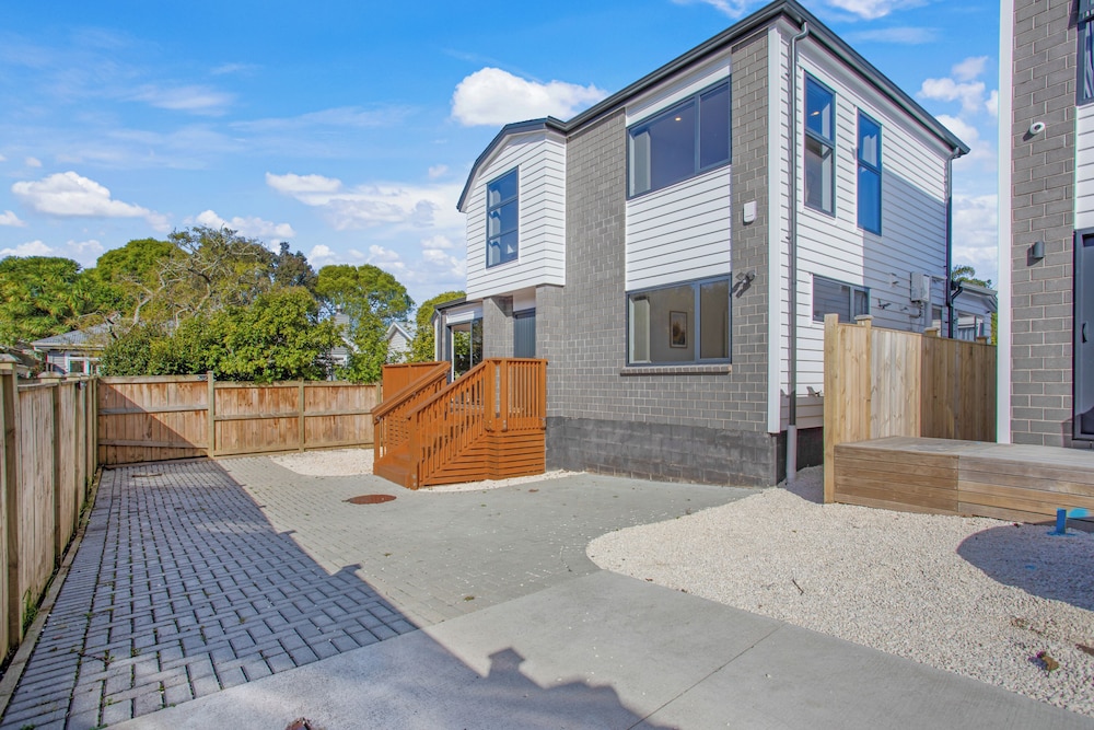 Style Serenity Townhouse with Parking view 3