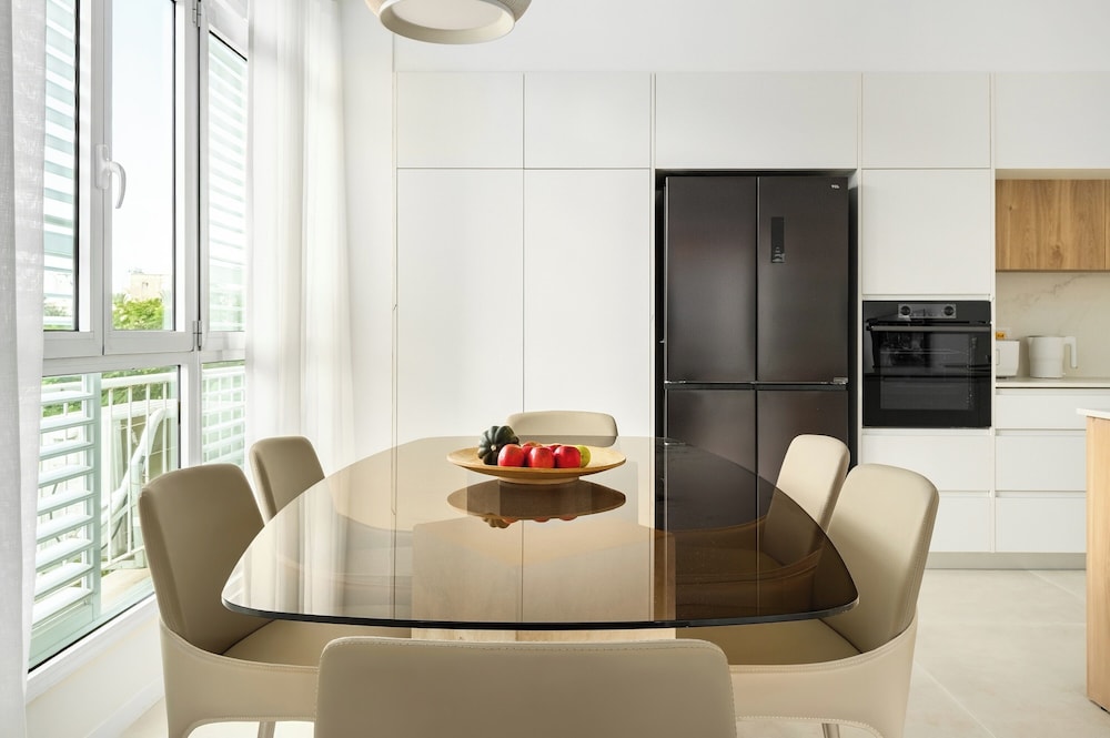 Central & Bright Getaway by Sea N' Rent