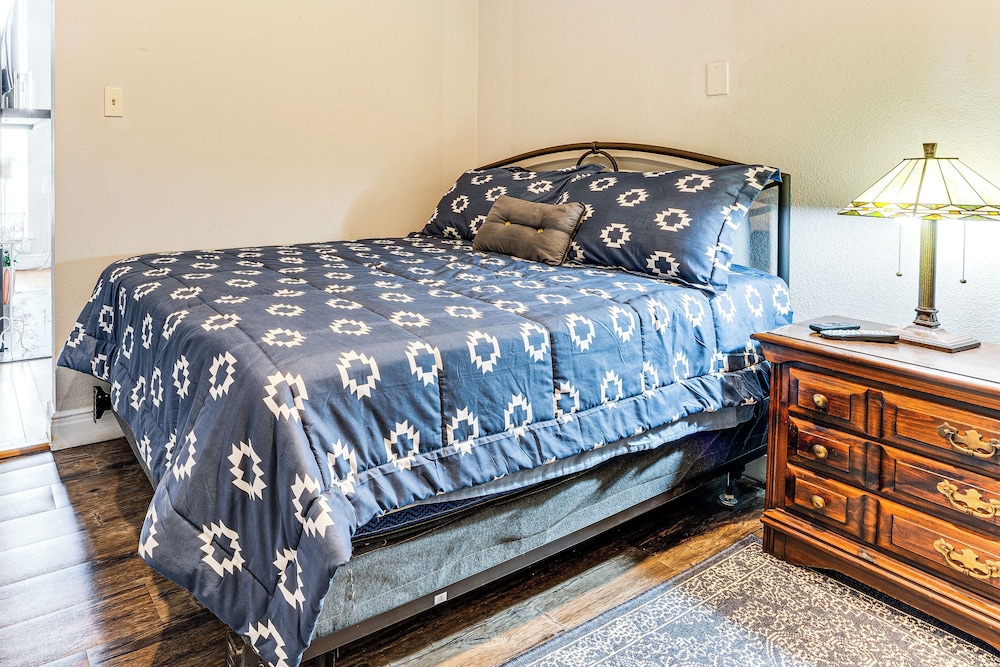 Walk to Corpus Christi Bay: Loft w/ Shaded Parking
