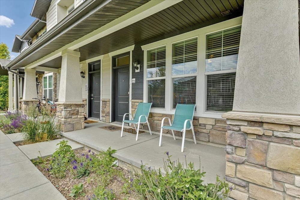 Modern w/ Pool, Gym, Hottub, Golf, Pet Friendly!