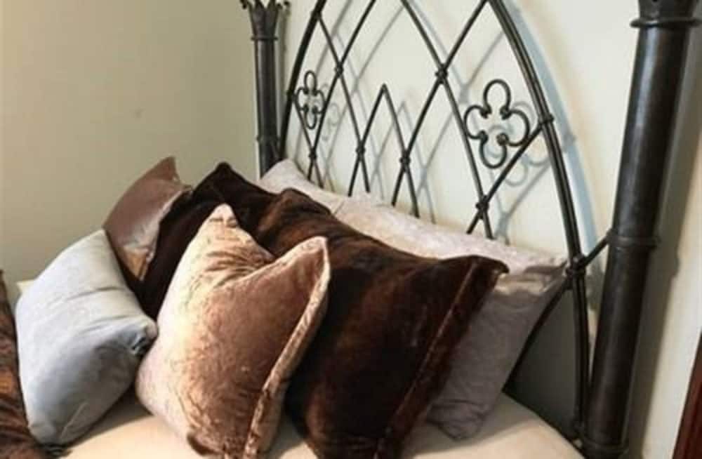 Vineyard Mansion & Carriage House Bed & Breakfast