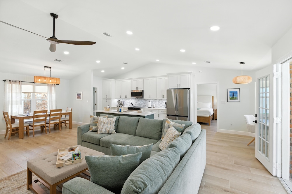 Sunny 3BR w/Hot Tub & Game Room Home