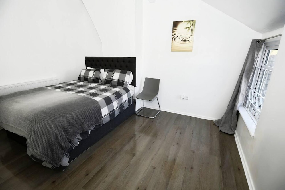 3-beds House in Manchester for up to 6 People view 2