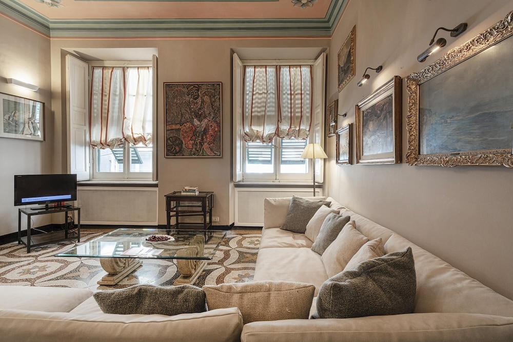 Fancy Apartment in Palazzo Grimaldi by Wonderful Italy view 3
