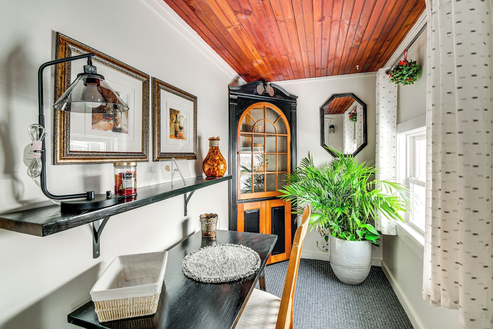 5 Mi to Dtwn Syracuse: Updated Apartment!