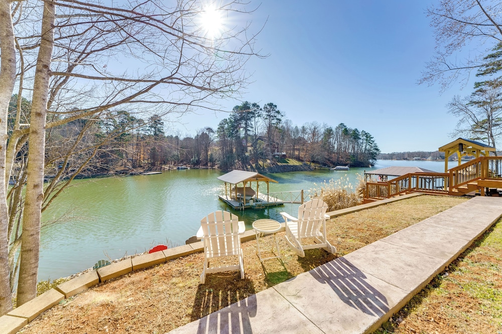 2 Kayaks: Lakefront Lookout Shoals Getaway!