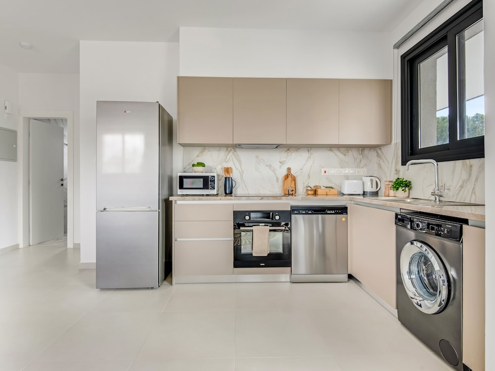 Sanders Triple - Lovely 1-bdr Apt With Balcony